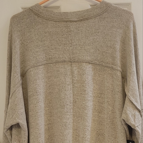 Easel NWT Reverse Stitch Top Small - Picture 7 of 11